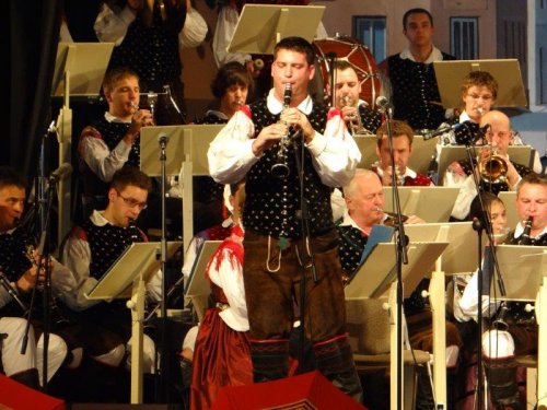 Matej Dornik - ŠUBJA je, ob spremljavi godbe, zaigral Avsenikovega PASTIRČKA